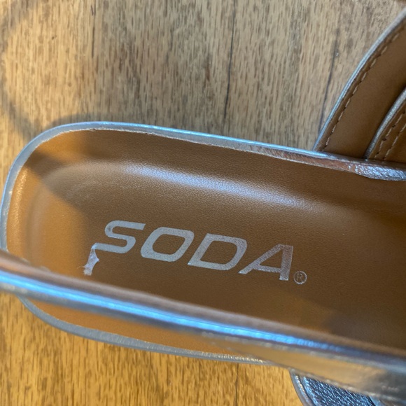 Soda Slingback Silver Metallic Buckle Point Toe Mary Jane Women’s 5 1/2 NWT - Picture 2 of 8